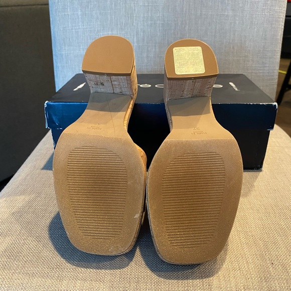 NWT Andre Assous Tan Cork Block Heel Sandals - Picture 4 of 5